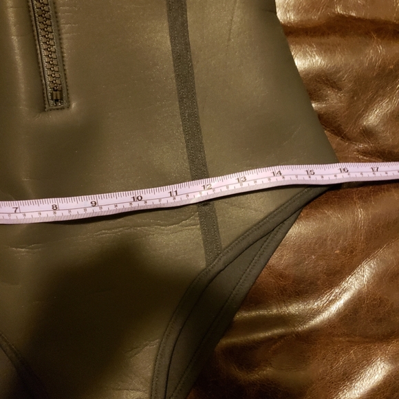 SKIMS L Scuba Rubber neoprene strapless one piece swim suit - Picture 8 of 8